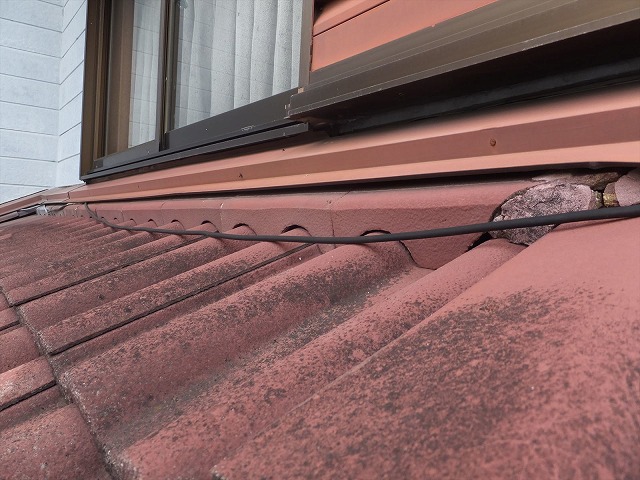 壁との取り合いに設置された雨押え板金